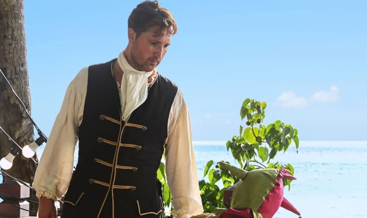 We're ready to be captured!  How about you?

Lucky UK Benthusiasts! Don't forget to tune into #DeathInParadise this evening to see #BenLloydHughes