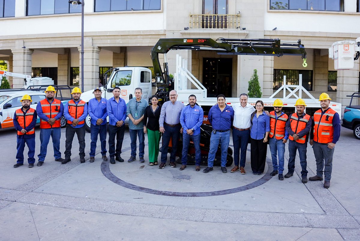 ¡Seguimos iluminando Hermosillo!⚡🚛 Hoy fortalecimos el parque vehicular de la Agencia Municipal de Energía con nuevas grúas, pick up y una zanjeadora para la instalación y mantenimiento del alumbrado público, gracias a una inversión de más de 15 MDP. 🚜

Esto significa mejor