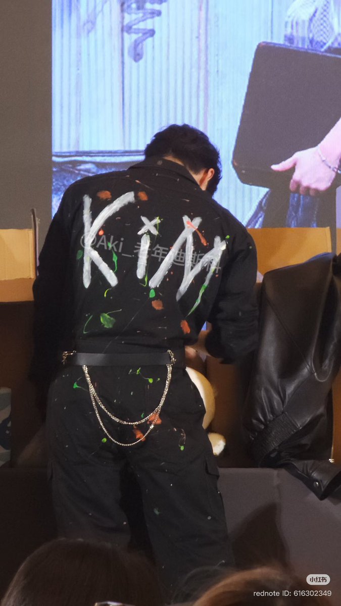 RizkufatulahALF's tweet photo. Actually, this is quite vulnerable for the clothes. But again, it's not about the appearance or the concept. But that's how people put them down. 😬🤯

#준서 #JUNSEO #ALPADRIVEONE https://t.co/Lyta5U6gtm