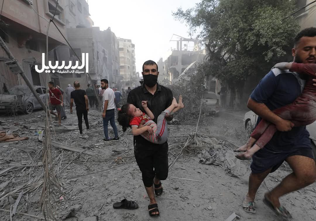 تكلموا عنهم.. مازالوا يُبادون! 🇵🇸
​الصورة اليوم من غزة تختصر كل الوجع؛ آباء يحملون قطعاً من قلوبهم، وشوارع لم يعد فيها إلا رائحة الموت.
استمروا في النشر، كونوا صوتهم الذي يحاول العالم خنقه.
​#Gaza #العدوان_على_غزة #انقذوا_غزة