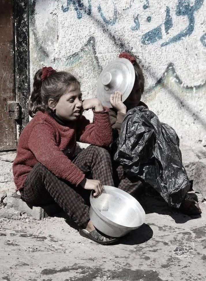 إذا انفض الناس عن غــ.. ــز ة وملوا من أخبارها

فلا تتخلى عنها حتى لو كنت وحدك💔