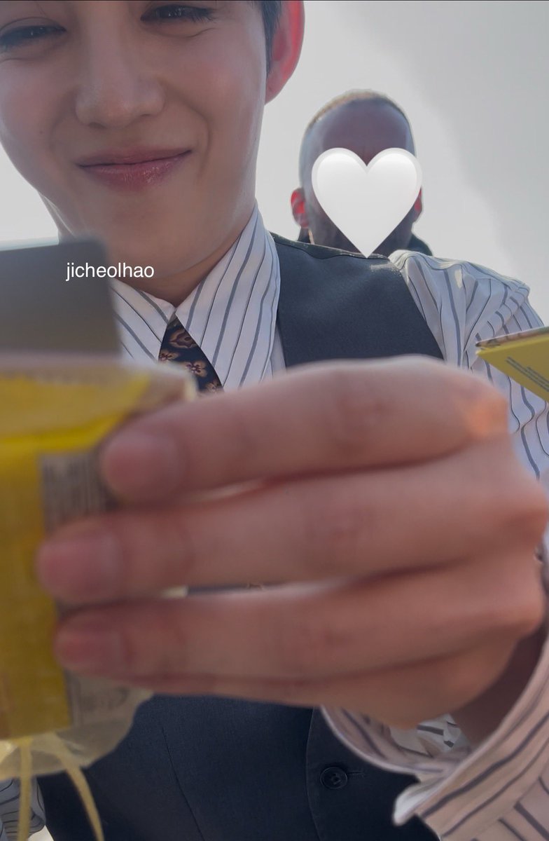 jicheolhao's tweet photo. our convo went like:

💎(me): 승철이 sign 주세요
💎: 선물이에요~ (I have a gift [for you])
🍒: *smiles *
he signed 2x coz of the pen (see next twt)
💎: 선물이에요 🥹
🍒: *gets the 💌🎁*
🍒: Oh thank you

02262026 core memory
#SCOUPSxBOSSFW26 #BeYourOwnBOSS #에스쿱스 #SCOUPS https://t.co/f8qzebIwnO