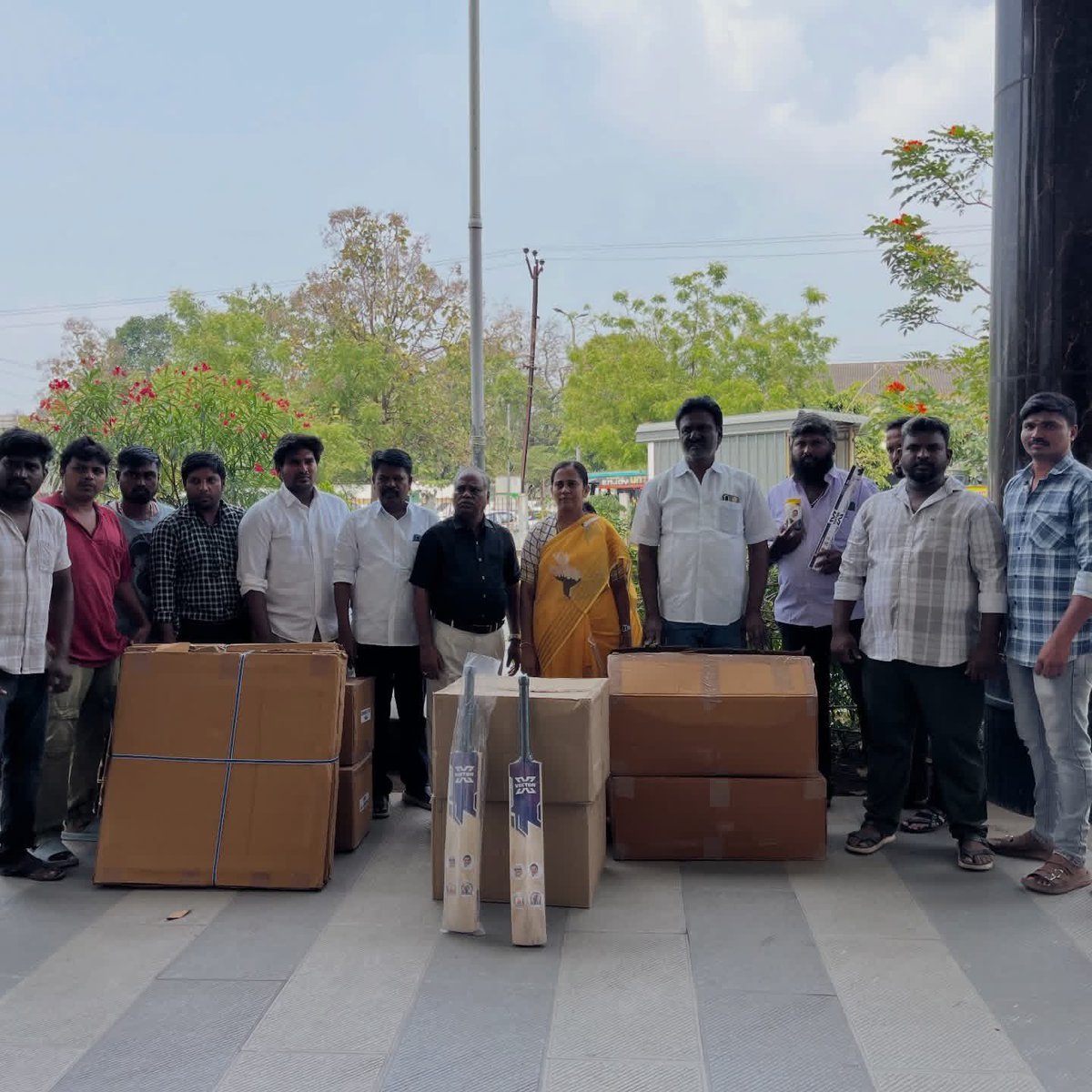 தமிழ்நாடு முதலமைச்சர் மு.க. ஸ்டாலின் அவர்கள் இளைஞர்கள் விளையாடுவதற்கு 30 வகையான விளையாட்டு உபகாரனங்கள் வழங்கி உள்ளார்கள். 
பொள்ளாச்சி நகராட்சி சார்பில் விளையாட்டு உபகரணங்கள் அனைத்து வார்டுகளுக்கும் இன்று வழங்கப்பட்டது.
#pollachimunicipality #pollachichairman #chairmanshyamala