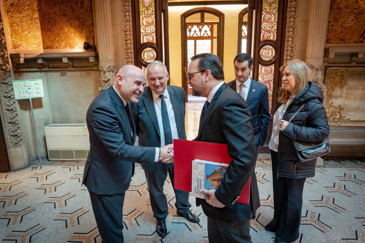 España y Panamá defienden la cooperación y el multilateralismo en el actual contexto global.

Reunión de trabajo en la @DelegGobCat con el ministro de Panamá <a href="/moltojulio/">Julio A. Moltó A.</a> (<a href="/MICIPMA/">Ministerio de Comercio e Industrias de Panamá</a>) y el ministro <a href="/jordihereub/">Jordi Hereu</a> (<a href="/minturgob/">Ministerio de Industria y Turismo</a>), con la presencia del embajador de <a href="/EmbpanamaEsp/">Embajada de Panamá en España</a>, Héctor