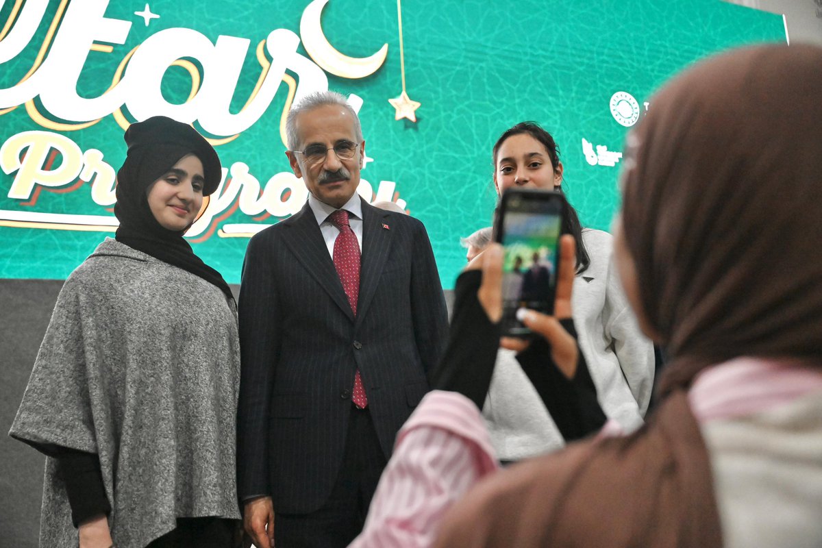 a_uraloglu's tweet photo. 📌 Geleneksel BTK Akademi iftar soframızda, teknolojinin ışığını kardeşliğin manevi iklimiyle harmanladık. 

Milli İrade Uluslararası Kız Anadolu İmam Hatip Lisesi’nden parlayan gençlerimiz ile kıtalara sığmayan gönül bağlarımızın elçisi uluslararası öğrencilerimizi ağırlamanın gururunu yaşadık. 

Yarının dijital kodlarını yerli ve milli bir şuurla yazacak fidanlarımızın enerjisiyle, Türkiye Yüzyılı vizyonumuzu zirveye taşıma kararlılığımızı bir kez daha tazeledik.

Rotamız belli, hayallerimiz küresel; sınır tanımayan bir güçle istikbale imza atıyoruz.

#TürkiyeHızlanıyor 🇹🇷