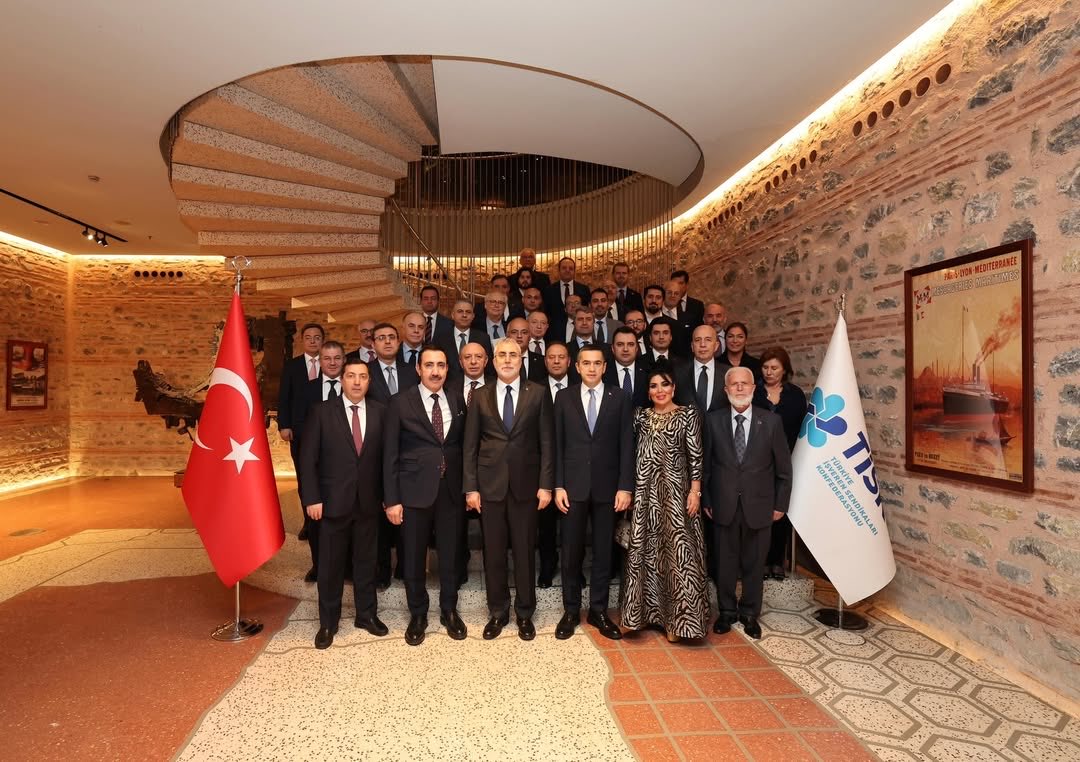 masisresmi's tweet photo. Türkiye İşveren Sendikaları Konfederasyonu (TİSK) ev sahipliğinde düzenlenen iftar yemeğinde, Çalışma ve Sosyal Güvenlik Bakanı Sayın @isikhanvedat ile TİSK Yönetim Kurulu üyeleri olarak bir araya geldik. https://t.co/w5WEnzJAqI