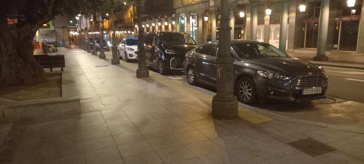 Los ministros #Puente y #AnaRedondo usando la parada de autobús de Fuente Dorada como parking personal para hacer campaña, aparca tu y verás multa, la ley no se hizo para la PSOE <a href="/Parquesolsol/">Parquesol☀🇪🇸</a> <a href="/PatitaSiso/">Marta🇪🇸👑💚</a> <a href="/SoterramientoV/">Luis de Pucela</a> <a href="/mmcantalapiedra/">Mercedes Cantalapiedra</a> <a href="/Freddyluengo/">Freddy</a> <a href="/CrusatIreneVOX/">Irene Carvajal Crusat</a> <a href="/VERO6NICA9/">Verónica Vicente</a>