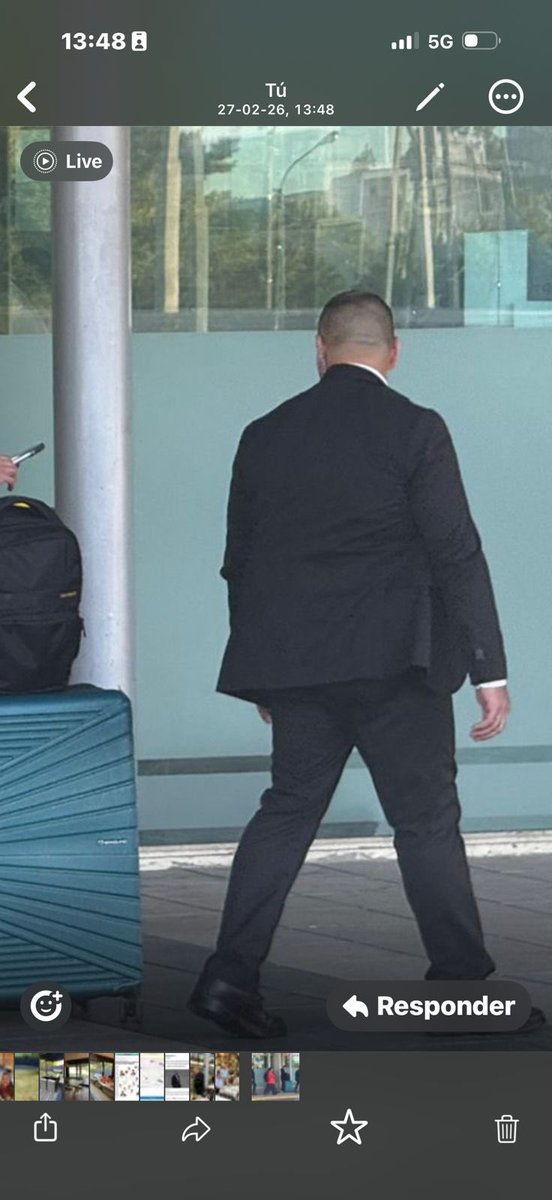 El Subs. de Justicia publicó un comunicado negando que su escolta haya ingresado al vuelo LA007 armado.

En la foto fuera del aeropuerto se distingue que escolta lleva un arma bajo la chaqueta.

Imagino tienen comprobante de la DGAC indicando que el arma fue ingresada en bodega.