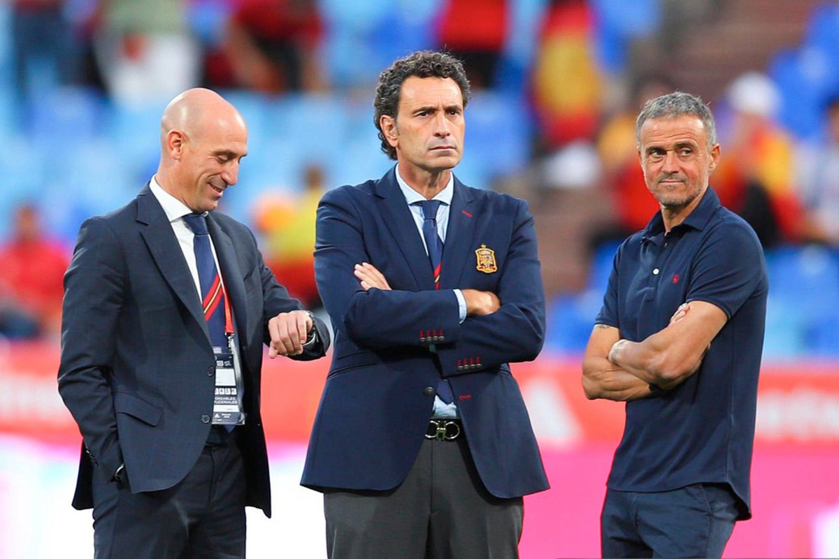 Deseamos que a José Francisco Molina le vaya bien como nuevo DT de Honduras, pero esperábamos alguien con mejor perfil.
*Molina nunca ha dirigido una Selección. 
* Desconoce el área de CONCACAF. 
* Sus últimos años han sido al frente de clubes de Asia: Hong Kong y la India.