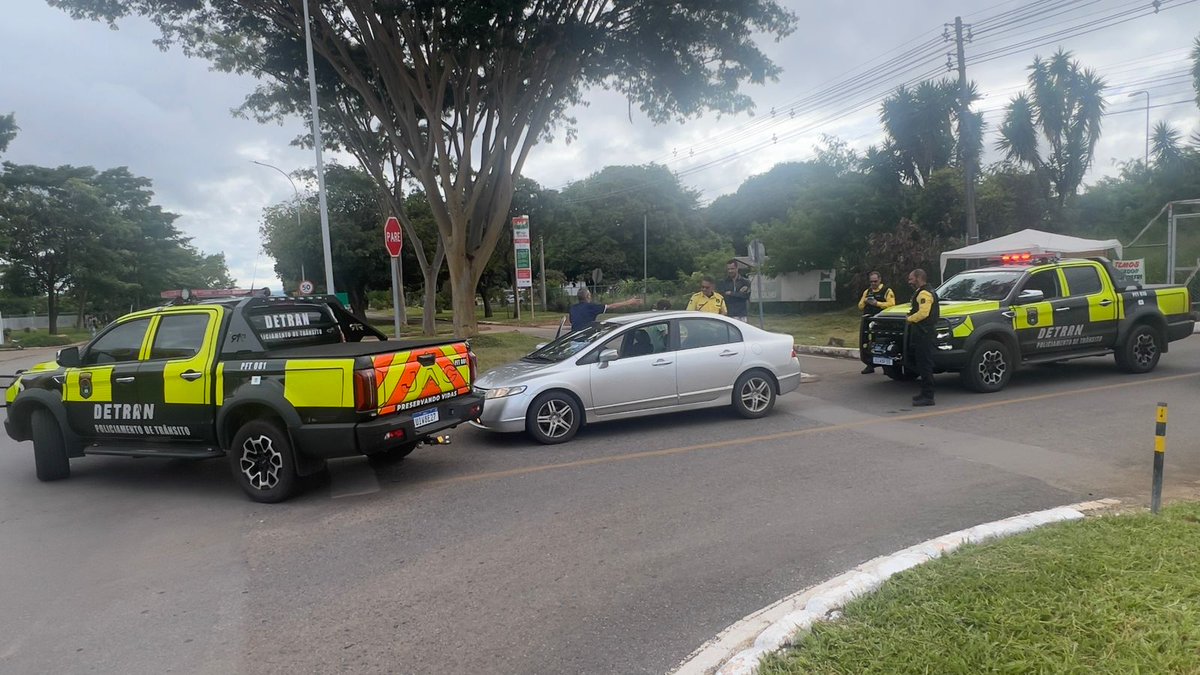 detrandfoficial's tweet image. Candidato à habilitação vai dirigindo fazer prova do #DetranDF. 🚫🪪Dirigir veículo sem ser habilitado é uma infração gravíssima.
Veja mais em: detran.df.gov.br/w/candidato-a-…