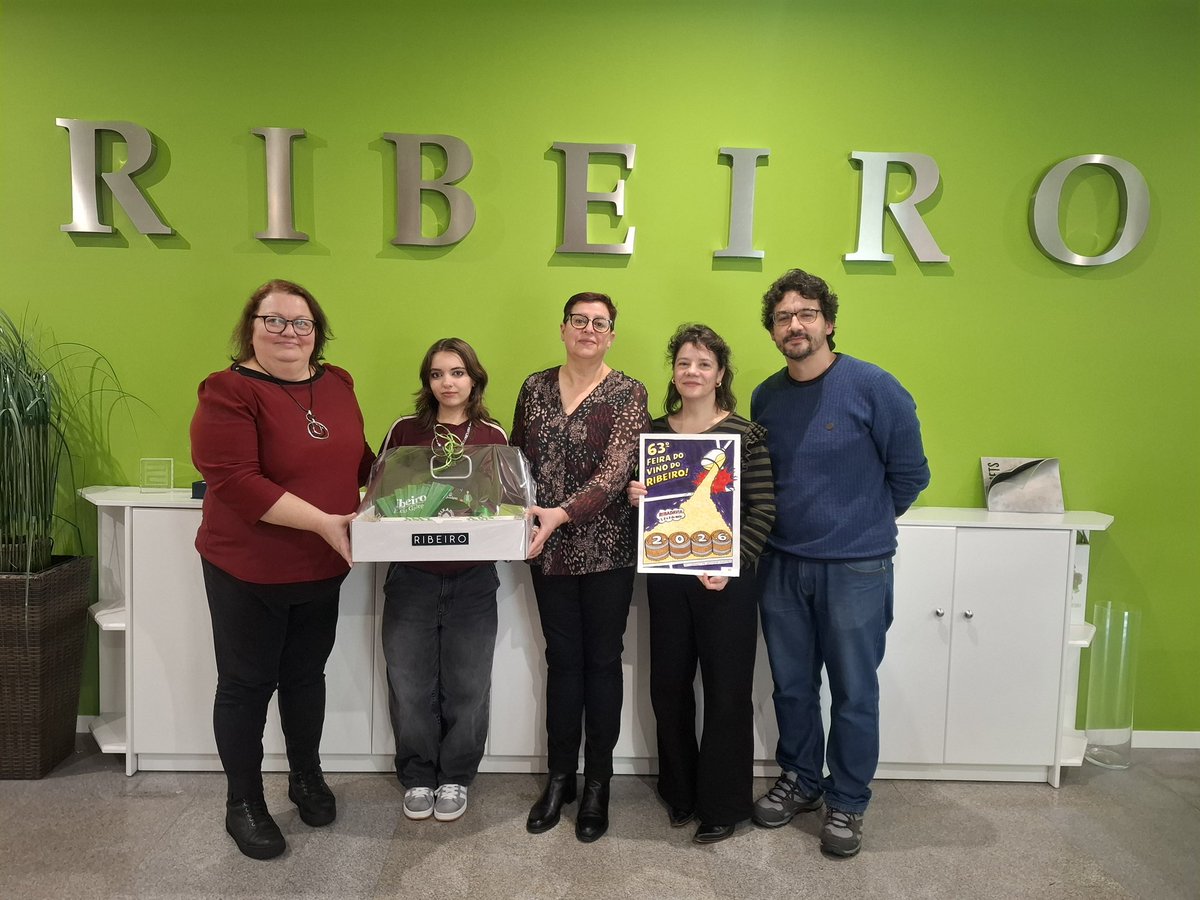 FeiraRibeiro's tweet photo. 🍷🎨 A Feira do Viño do Ribeiro premia a Inês Oliveira, alumna do IES O Ribeiro, pola súa orixinal proposta de cartel inspirada no Pop Art de 1963.

Recoñecemento ao talento novo e á implicación do alumnado de Artes de Ribadavia. 👏🍇

#FVR #Ribeiro #Ribadavia #Galicia #Turismo https://t.co/Apy5EXVGWb