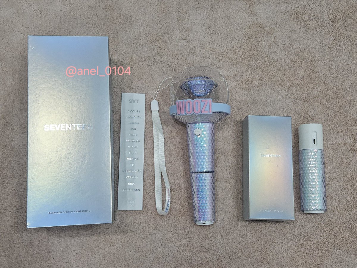 anel_0104's tweet photo. 세븐틴 응원봉 양도합니다

* 뉴럿봉+배터리+악세사리 일괄
운미포 3.5
- 외출, 사용 ⭕️
- 상자 안쪽에 하자 있음

* 뉴뉴럿봉 운미포 2.0
- 외출, 사용 ⭕️
- 아크릴 돔에 기스 있음

* 뉴뉴럿봉 키링 운미포 1.8
- 작동 확인 후 보관
- 하자❌️

전체 일괄 운미포 7.0

DM 주세요!!

배송은 타래에 https://t.co/3EYanNjkio