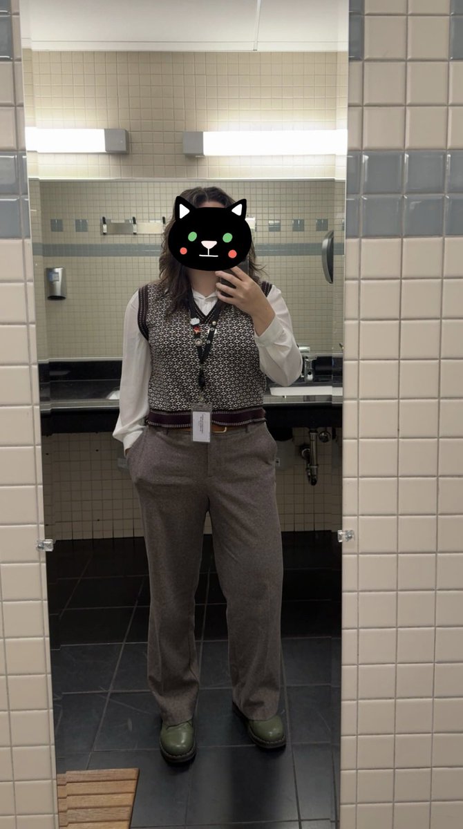 Happy Friday girlbosses 😛💯😤 I hope everyone goes out tonight and drinks lots of beer after a long week of work!🍻