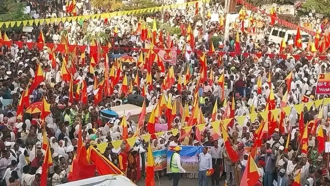 BoleMereja's tweet photo. ይህ ቬትናም ወይም ቻይና አልያም ሌሎች የኮሙኒስት አገሮች ላይ የተደረገ ሰላማዊ ሰልፍ አይደለም፤ ኢትዮጵያ ውስጥ እንጂ።

ኢትዮጵያን እየገፉ፣ ሰንደቅ ዓላማዋን እየተጸየፉ ጥያቄአችንን መልሽልን ማለት ግን እስከመቼ ይሆን!? https://t.co/b9fB8AHJb3