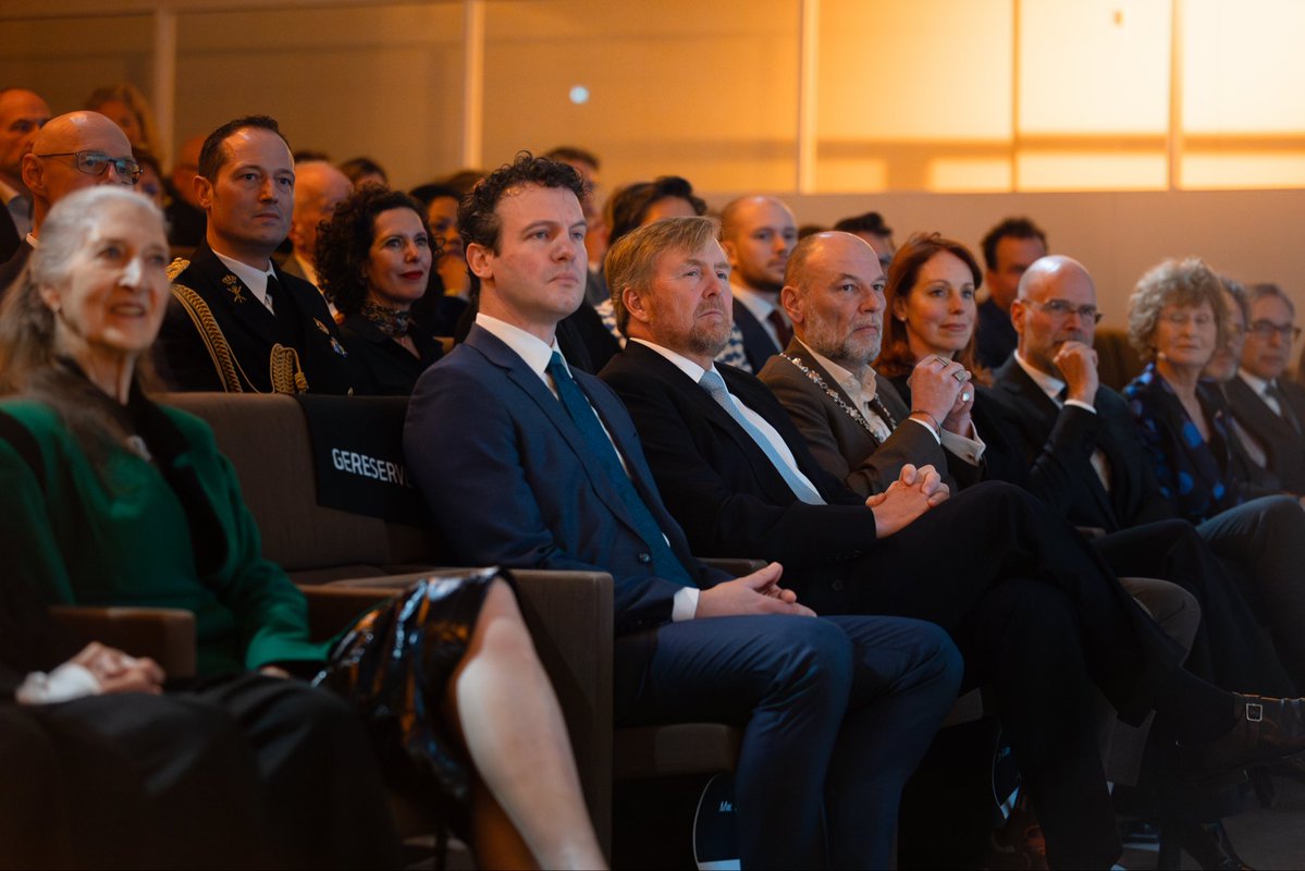 De Museumvereniging bestaat honderd jaar en viert dit in het Rijksmuseum. Koning Willem-Alexander gaat met een aantal museumdirecteuren in gesprek en krijgt het jubileumboek overhandigd en een textielkunstwerk van kunstenaar Marcos Kueh. koninklijkhuis.nl/actueel/nieuws…