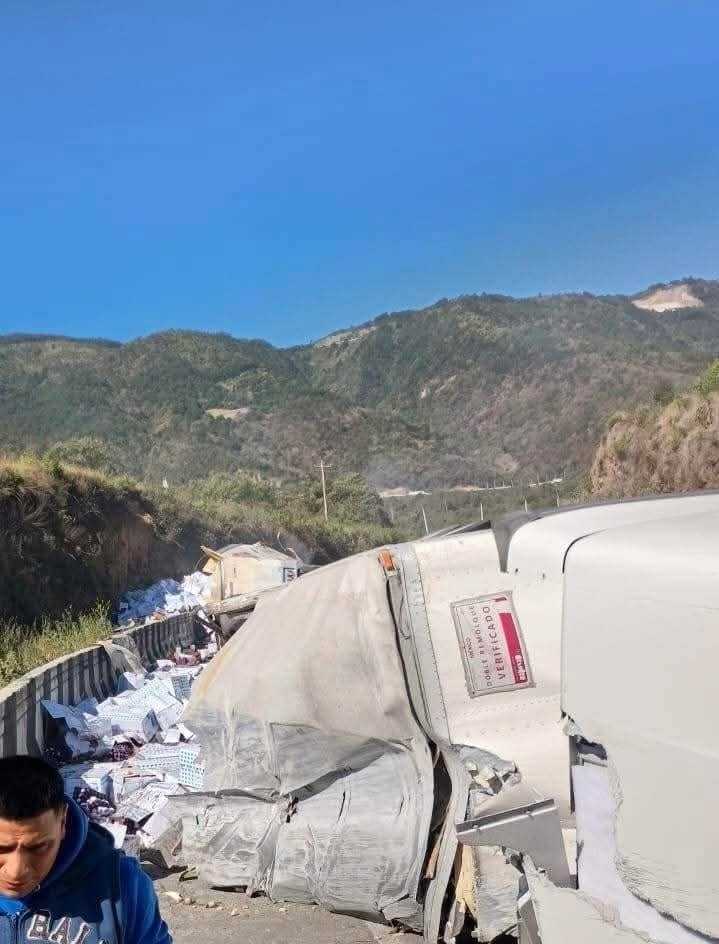 PoderNoticiaPue's tweet photo. #UltimaHora|| 🚨🚛 Se registra cierre parcial de circulación en la autopista #Puebla–#Orizaba, con dirección a #Veracruz, a la altura de Maltrata, kilómetro 236.
Un tractocamión que remolcaba una caja seca volcó y quedó sobre el carril de baja. 🚧 Ya laboran cuerpos de emergencia y seguridad en la zona.

@GN_Carreteras 

#PoderNoticiaPue #DondeTuVozSeEscucha