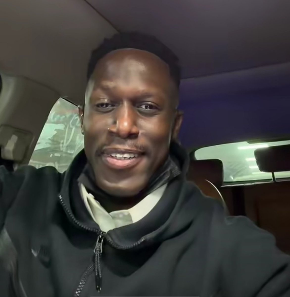 تواصلت هاتفيا قبل قليل مع الأخ #بيسو حبيبنا الاتحادي وابشركم الرجال بخير وصحه طيبه من فضل الله وكرمه .. الرجل ينتظر التحاليل وطمني للامانه قائلا ( هذا الابتلاء من الله والشفاء من عنده ولا سواه ) ..

الرجل راضي ومطمئن وهو الآن على السرير الأبيض .. اتمنى منكم ان لاتنسونه من دعواتكم