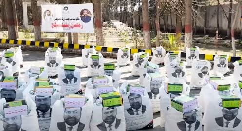 Senator_Baloch's tweet photo. ایک شہر میں ایک شخص تھا جس نے اپنی تصویر ہر دیوار پر آویزاں کر رکھی تھی۔ وہ ہر تقریب میں خود کو فاتحِ زمانہ کہتا، اور اپنی ہی جیب سے کرائے کے نعروں کی گونج پیدا کرتا۔ اس نے اخباروں کے صفحات خرید لیے، مگر سوال خرید نہ سکا۔ جب ایک نوجوان نے مجمع میں کھڑے ہو کر پوچھا، “اگر آپ واقعی کامیاب ہیں تو کھلے مناظرے سے کیوں گھبراتے ہیں؟” تو اسٹیج کی روشنیاں مدھم کر دی گئیں اور مائیک بند کر دیا گیا۔

لوگوں نے اس دن پہلی بار سمجھا کہ جس شخص کو اپنی عظمت ثابت کرنے کے لیے کرائے کی تالیاں درکار ہوں، وہ دراصل اپنے خوف کو چھپا رہا ہوتا ہے۔ شہر کے بزرگ بولے، “اصل پہاڑ اپنی بلندی کا اعلان نہیں کرتے، انہیں دیکھ کر خود اندازہ ہو جاتا ہے۔” وقت نے گواہی دی کہ شور سے تعمیر ہونے والی عمارتیں خاموش سچ کے سامنے زیادہ دیر قائم نہیں رہتیں۔