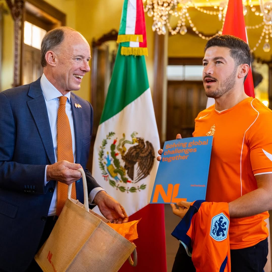 samuel_garcias's tweet photo. SÍMBOLOS EN LA FOTO:
NL, Nuevo, LEÓN, Naranja, mundial, FIFACerveza, Fútbol, Fan Fest, Goles, Fiesta, Récord, 4to Juego 👊👊🇲🇽🧡⚽️🦁
Mega LIKE 👍👍👍 Comparte / DIFUNDE
104 días para el MUNDIAL https://t.co/8wO581otbq