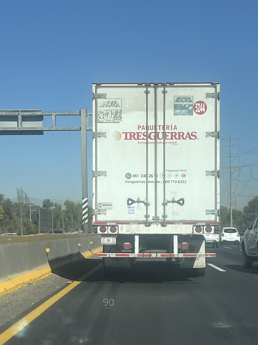 Richarsonson's tweet photo. @Paqueteria3G  ?Quien recluta a sus operadores ? Unidad 5244 thorthon con vidrios polarizados aventándole el carro a todos en la autopista Puebla-México. Tengan mucho cuidado , es realmente un chafirete !!! https://t.co/QYQcoJYb7H