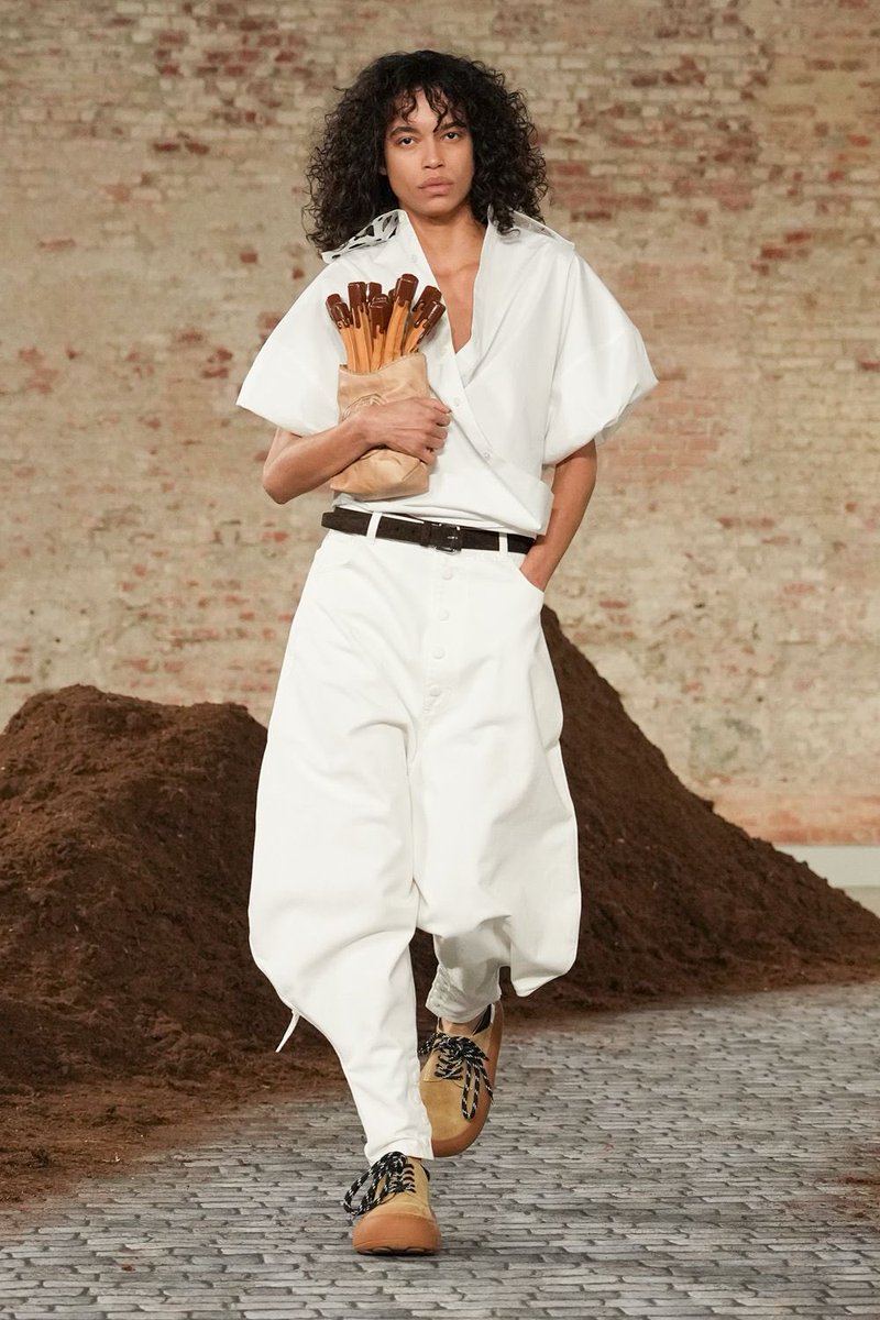 La bolsa de churros rellenos de dulce de leche. Moschino FW26 por Adrian Appiolaza 😋