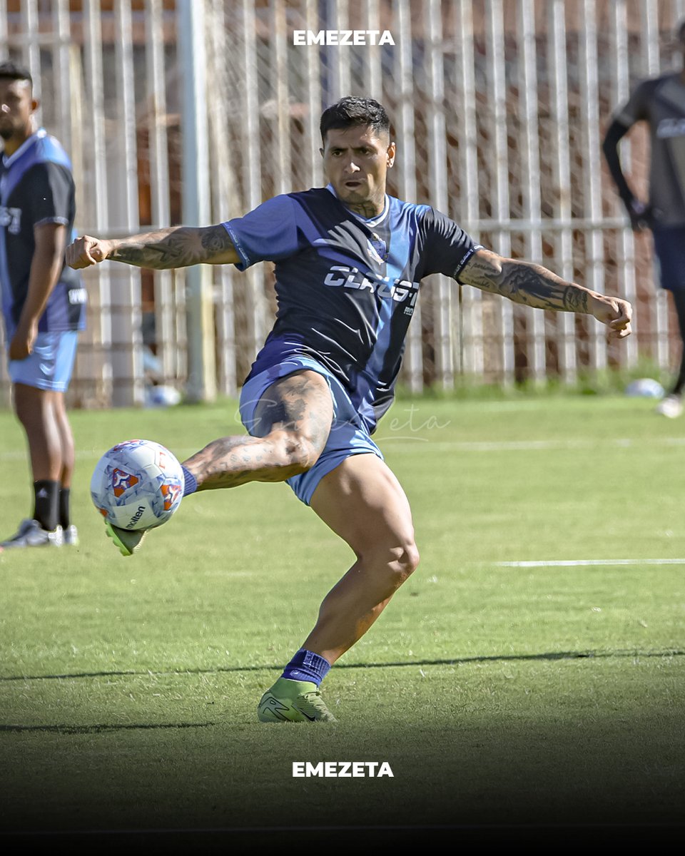 🐾 🔥 Viernes de trabajo intenso en la cancha.
Seguimos afinando detalles, con compromiso y mentalidad Puma.

¡No bajamos los brazos! 💪⚽

#VamosPumas 🐾🔵⚪

📸 <a href="/MiguelZamoraC/">Miguel Zamora C</a>