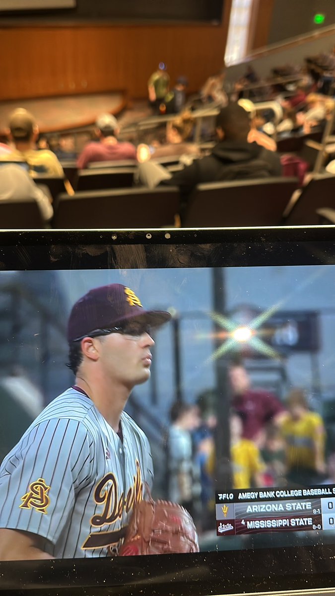 handupjosh's tweet photo. sorry teach i’m to busy to pay attention to your lecture today. https://t.co/aHgNOwM8CU