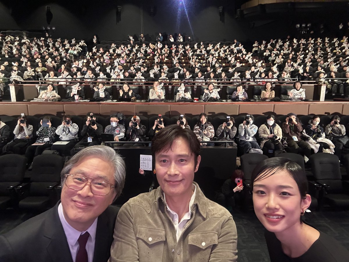 park chan-wook with yuumi kawai together at NO OTHER CHOICE's japanese premiere 🪴

 #河合優実