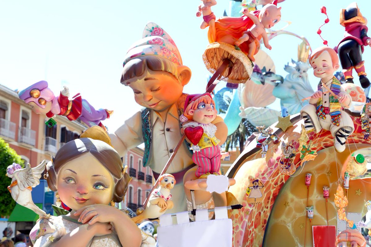 SpainInUSA's tweet photo. The Fallas transform Valencia into a stage of art, fire, and tradition. 🎭 A celebration declared Intangible Cultural Heritage by @UNESCO, which promotes proposals based on creativity, identity, and citizen participation.

🎯 Discover how to incorporate this heritage into your initiatives: 👉 https://t.co/sATdp4YGAu

#VisitSpain #ThinkYouKnowSpain #SpainTraditions #SpainArt #SpainCulturalHeritage @ValenciaCity