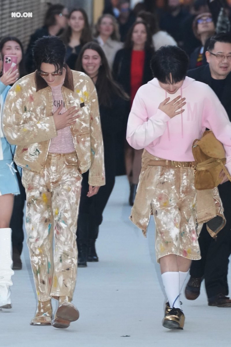 1 ภาพ ล้านคำขอบคุณ รูปนี้อิมแพคมาก 🦆🐰🤍

KENGNAMPING TO MILAN FW  #KENGNAMPINGWITHMOSCHINO
#MOSCHINOFW26