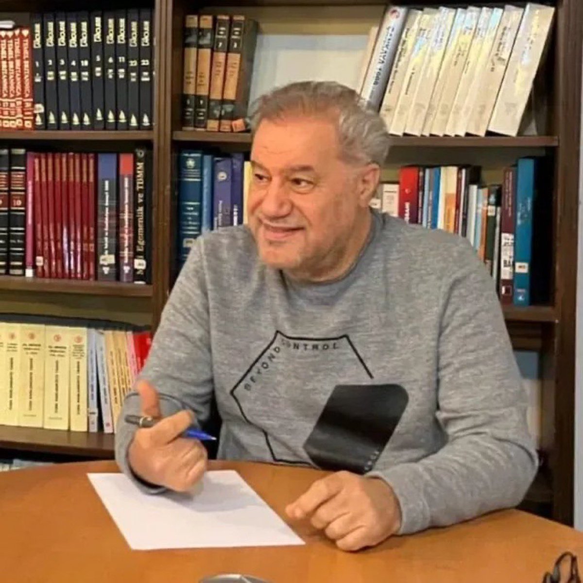 Gazeteci İsmet Orhan: "ABD 350 milyon nüfuslu, Türkiye 85 milyon nüfuslu.

ABD başkanlık sarayı, yıllık masrafı 90 milyon dolar.  Türkiye başkanlık sarayı, yıllık masrafı 500 milyon dolar.  

ABD, Türkiye’yi kıskanıyor!"