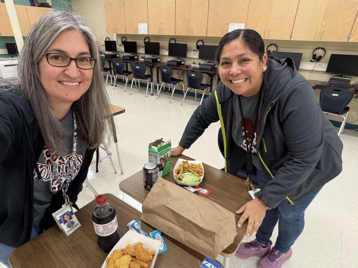It’s Food Truck Friday! Enjoying lunch with <a href="/MsAlatorre2016/">Marysol Alatorre</a>! #VHawks #SkyhawkPride