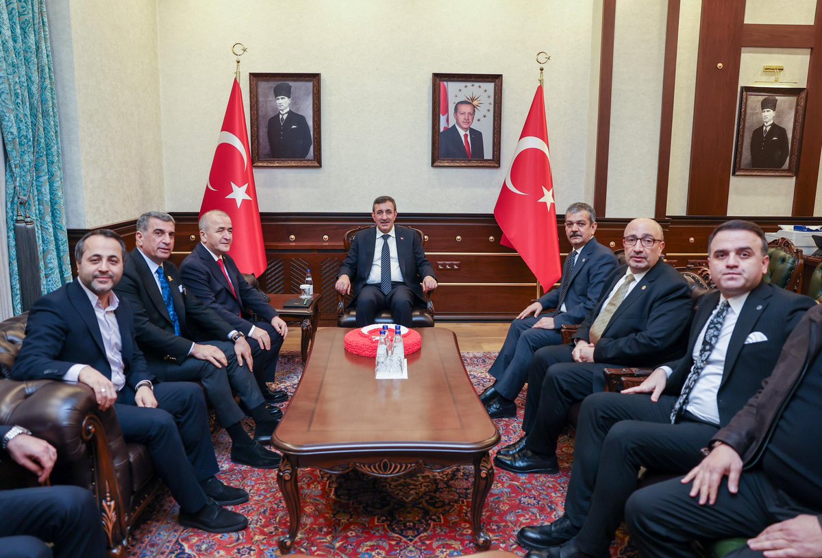 Malatya programımızın ardından aziz şehrimiz Elazığ’dayız.

Elazığ programımıza, Valimiz Sayın Numan Hatipoğlu’ndan ilimizde yürütülen çalışmalar ve yatırımlara ilişkin bilgi alarak başladık. 

Bu vesileyle, kıymetli hemşehrilerime muhabbetlerimi iletiyor, mübarek Ramazan ayının