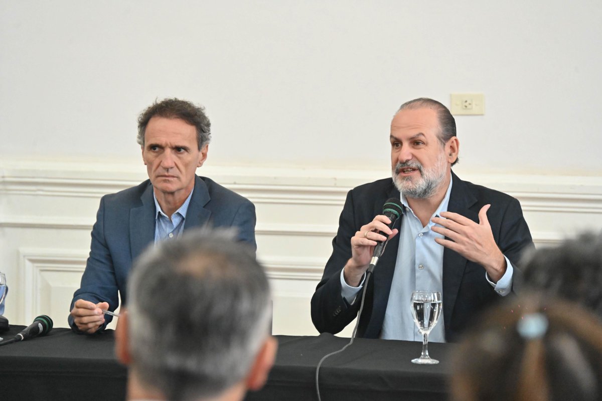 fsusbielles's tweet photo. Paso firme en la reconstrucción de Bahía.

Esta mañana, junto al ministro @gkatopodis, formalizamos la resolución mediante la cual se adjudicó la etapa 2 de la obra “Reconstrucción del canal Maldonado”, que comenzará a ejecutarse en los próximos días. https://t.co/Wh0r1ttE9U
