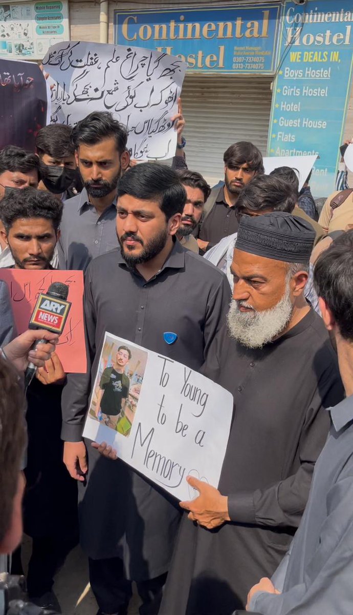 AfifaRiaz4's tweet photo. The tears of a broken father. He sent his son to study, not to return in a coffin due to hostel management's apathy. Haseeb Zafar’s family deserves justice! Will the authorities listen? @MaryamNSharif @_Mansoor_Ali #JusticeForHaseebZafar #BahriaUniversity @CMComplaintCell https://t.co/9yDqnf4C7s