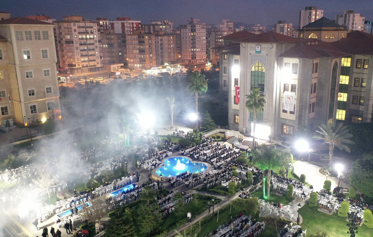 12 yıldır omuz omuza yürüdüğümüz, özverisiyle, emeğiyle, alın teriyle Sarıçam’ımıza değer katan kıymetli mesai ve yol arkadaşlarımızla iftar sofrasında buluştuk. Ekmeğimizi bölüştük, Ramazan’ın bereketini birlikte paylaştık. 

Rabbim birliğimizi bozmasın, kardeşliğimizi daim