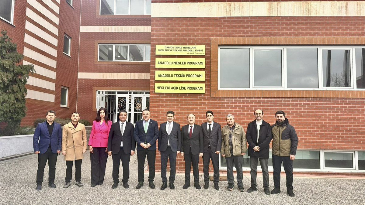 tcmeb_mtegm's tweet photo. 📍 Kocaeli Darıca Deniz Yıldızları Mesleki ve Teknik Anadolu Lisesi

Mesleki ve Teknik Eğitim Genel Müdürümüz Salih Kaygusuz, Kocaeli programı kapsamında ziyaret ettiği okulumuzda öğrencilerimizin hazırladığı proje ve uygulama çalışmalarını yerinde inceledi. 

Sınıfları ve atölyeleri gezerek öğrencilerimiz ve öğretmenlerimizle bir araya gelen Genel Müdürümüz, İstiklal Marşı törenine de katılarak millî marşımızı gençlerimizle birlikte okudu. 🇹🇷

#MeslekiveTeknikEğitim
#MTEGM
#Kocaeli