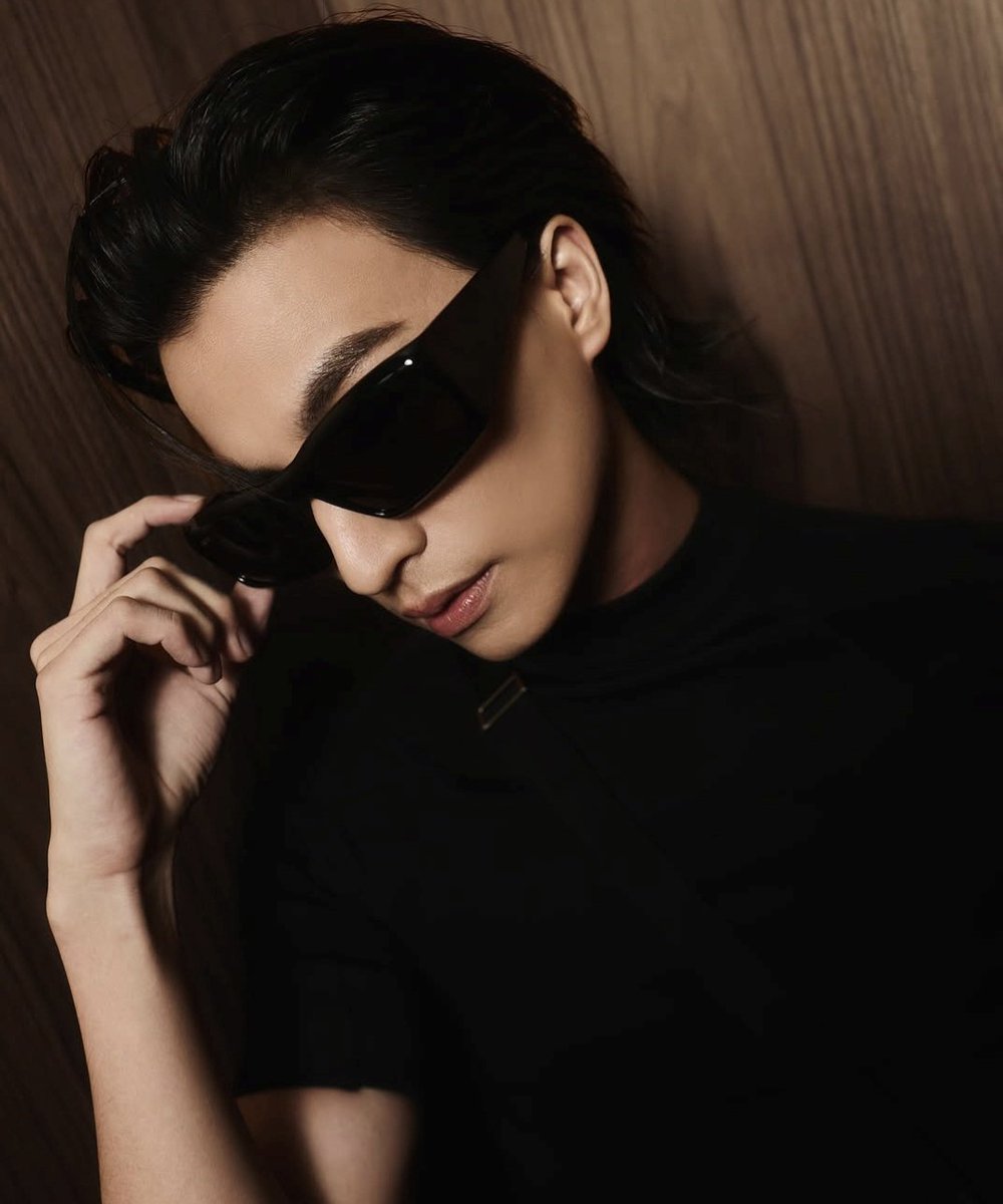EverydaynewsTH's tweet photo. เท่ตะโกนมาก "กลัฟ" @gulfkanawut Gucci Brand Ambassador  อวดภาพหลังร่วมชมแฟชั่นโชว์ Gucci Fall-Winter 2026 ที่มิลาน ประเทศอิตาลี

BA GULF WITH GUCCI FW26
#GULFxGucciMFW26 #GulfKanawut #GucciPrimavera 
#Gucci @gucci https://t.co/gSpKUf6Cod