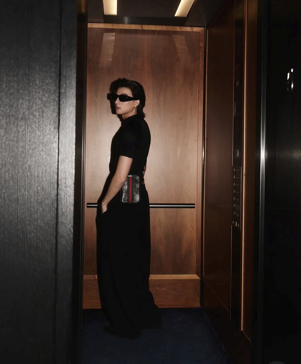 EverydaynewsTH's tweet photo. เท่ตะโกนมาก "กลัฟ" @gulfkanawut Gucci Brand Ambassador  อวดภาพหลังร่วมชมแฟชั่นโชว์ Gucci Fall-Winter 2026 ที่มิลาน ประเทศอิตาลี

BA GULF WITH GUCCI FW26
#GULFxGucciMFW26 #GulfKanawut #GucciPrimavera 
#Gucci @gucci https://t.co/gSpKUf6Cod