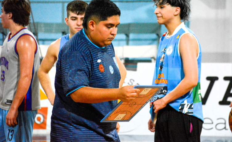 Fue elegido mejor entrenador del Prefederal, llevó a su equipo a una final y ahora dará el salto nacional como el entrenador más menor de la categoría.

Juventud, divino tesoro: el DT de 22 años que rompió el molde en el Federal
basquetplus.com/articulo/juven…