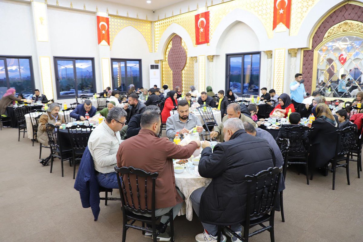 📍Kahta

Dostlarla, arkadaşlarla, aynı inancın ve aynı idealin etrafında buluşan güzel insanlar... 

AK Parti Kahta İlçe Teşkilatı olarak düzenlediğimiz iftar programımıza gösterdiğiniz yoğun ilgi için hepinize ayrı ayrı teşekkür ederiz. Bu birliktelik daim olsun. 
Ellerinize,