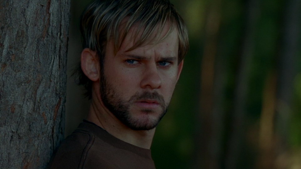 Reflexionandos's tweet photo. Charlie Pace siempre será mi personaje favorito de 'LOST'.

En un mundo en el que parece que los protagonistas deben ser perfectos, aparece Charlie: un personaje principal imperfecto, lleno de dudas y que comete mil errores.

Su arco narrativo es una genialidad. De un adicto, inseguro y egoísta, a encontrar su lugar en el frente. Sacando para delante las misiones, enamorándose de Claire y tratando de ser mejor día a día. Por no hablar de lo importante que acaba siendo para el resto del grupo.

Lo que hace más humano y perfecto al personaje es que tiene sus debilidades, lo que provoca que a veces se equivoque, pero siempre trata de hacer lo mejor para el grupo y para los suyos.

Su última escena define perfectamente su evolución, y el impacto que tiene su partida para el resto del grupo demuestra como poco a poco, ese adicto terco, irónico y tímido, se fue ganando el corazón del resto de compañeros.

Charlie Pace, personajazo donde los haya.