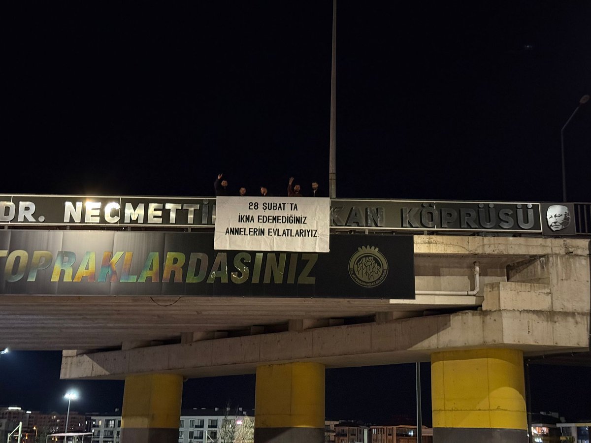 Yer Afyonkarahisar Prof.Dr.Necmettin Erbakan Köprüsü 
Afişte  "28 Şubat'ta ikna edemediğiniz annelerin evlatlarıyız!" yazıyor.
Me'şum 28 Şubat yıldönümünde bundan anlamlı bir cümle olamaz sanırım.
Elinize sağlık <a href="/AkGenclikAfyon/">AK Gençlik Afyonkarahisar</a>