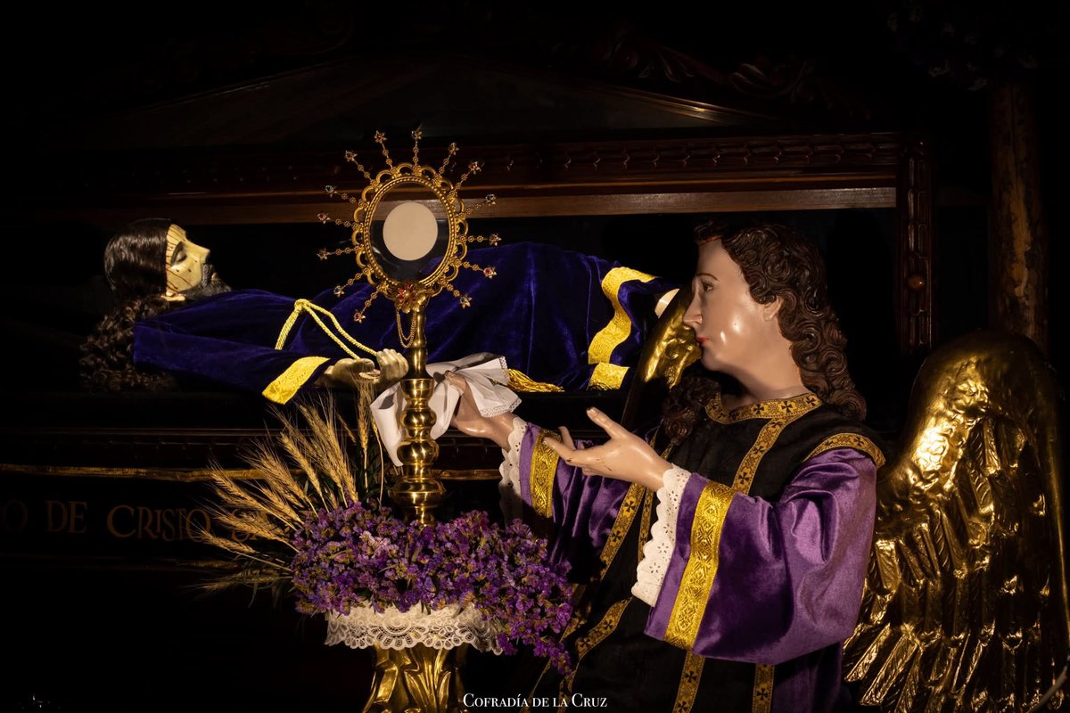 CofradiaCruz's tweet photo. VIERNES DEVOCIONAL
SEGUNDO VIERNES DE CUARESMA, 2026
 
“CUERPO DE CRISTO, SÁLVAME”
LOS COLORES DE LA ENTREGA Y LA PENITENCIA SE FUNDEN DANDO MARCO A UN SER ANGELICAL QUE POSTRADO ENMUDECE LLEVANDO ENTRES SUS MANOS LA PREFIGURA DEL OSTENSORIO DE UNA FORMA EUCARÍSTICA https://t.co/IikC0zOVwI