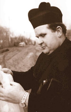 Schemat w MSW, zawsze był taki sam.
gen. Czesław Kiszczak :
"Zróbcie coś z nim. Niech przestanie szczekać !" 
27 II 1985r. do Klimontowa wyruszyło "Komando Śmierci" z IV Departamentu MSW.
Rany tłuczone twarzy, stłuczenie mózgu, złamanie podstawy czaszki...i Męczennik za Polskę i