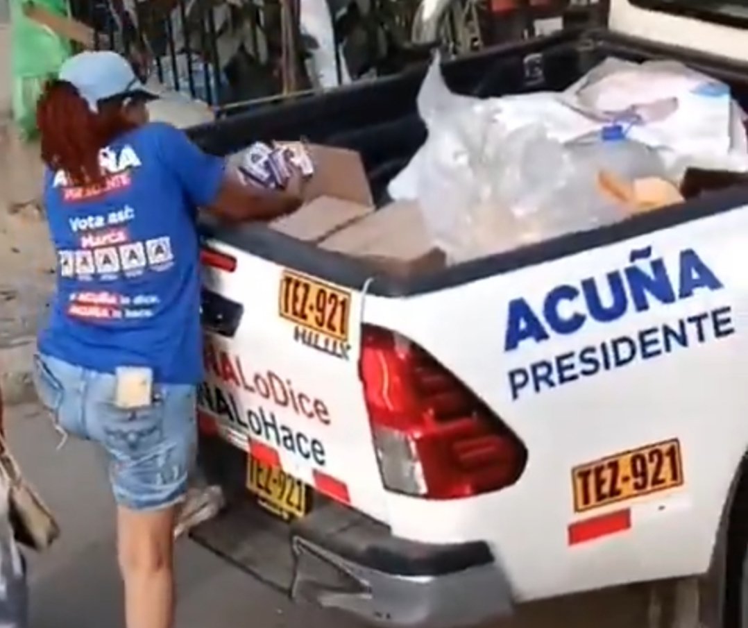 NicoloBernardoM's tweet photo. El @JNE_Peru está ciego, sordo y mudo, ante difusión del video en donde sus partidarios utilizan la camioneta del propio @CesarAcunaP para regalar dádivas a cambio de votos. Eso está prohibido y en una elección anterior, por lo mismo, el JNE lo sacó de la carrera presidencial https://t.co/QenEQRkFwM