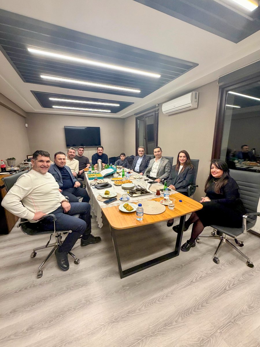 imrennilayt's tweet photo. Bu akşam iftar soframız dostlarla bereketlendi. Ayaklarınıza sağlık. 🇹🇷 https://t.co/9jmM3zP0Xl