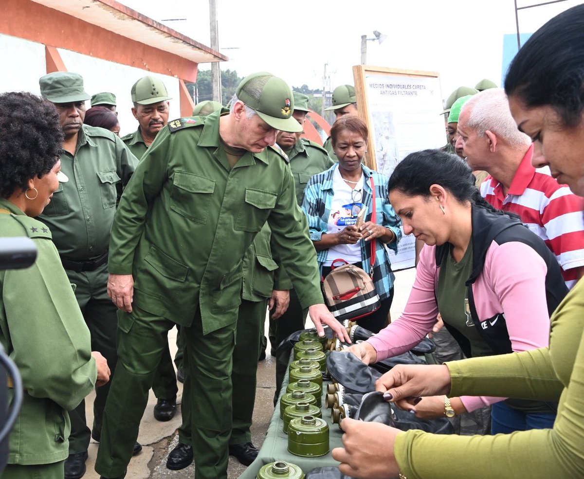 🫡| El Primer Secretario del Comité Central del Partido Comunista de #Cuba y Presidente de la República presenció la preparación de las Brigadas de Producción y Defensa, de las Milicias de Tropas Territoriales, y otras formaciones militares para enfrentar y derrotar al agresor.