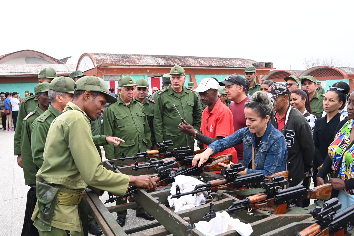 🇨🇺| En el cuarto Día Nacional de la Defensa de febrero, el Presidente del Consejo de Defensa Nacional, <a href="/DiazCanelB/">Miguel Díaz-Canel Bermúdez</a>, visitó la Zona de Defensa Norte de San José de Las Lajas, ubicada en uno de los nodos de acceso a la capital del país y a la de la provincia de Mayabeque.

🧵