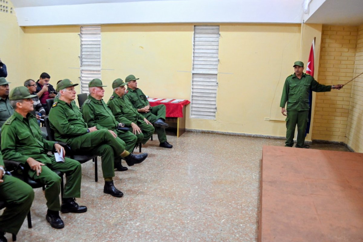 📌| Estuvo acompañado por el ministro de <a href="/MinfarC/">Minfar_Cuba</a>, general de Cuerpo de Ejército Álvaro López Miera; el general de División Ernest Feijóo Eiró, jefe del Ejército Occidental; el presidente del Consejo de Defensa Provincial de Mayabeque, Edelso Antonio Ramos Linares, y otros jefes.